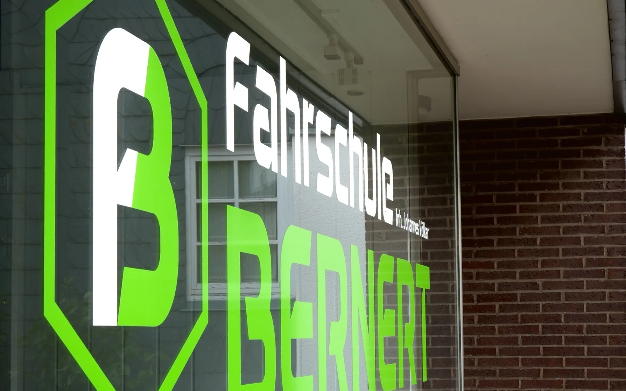 Logo der Fahrschule Bernert im Schaufenster in Cölbe